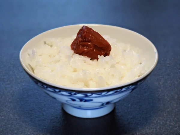 2021年10月25日 日本东京 熟米饭上的泡菜李子 — 图库照片