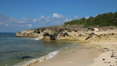 Okinawa, Japonya - 1 Kasım 2021: Okinawa, Japonya 'nın Kurima adasının güzel plajı