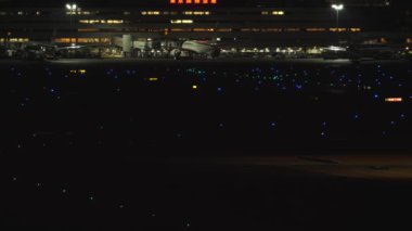 Tokyo, Japonya - 2 Kasım 2021: Çok yoğun Tokyo Uluslararası Havaalanı 'nın gece yarısı sahnesi 