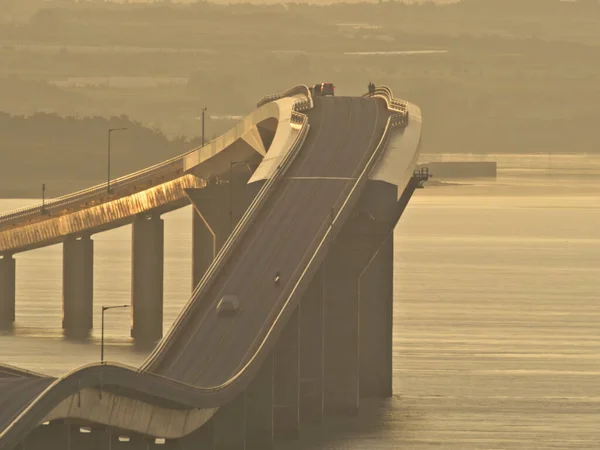2021年10月30日上昇する太陽に照らされた 日本最長の有料橋 伊良部橋 — ストック写真