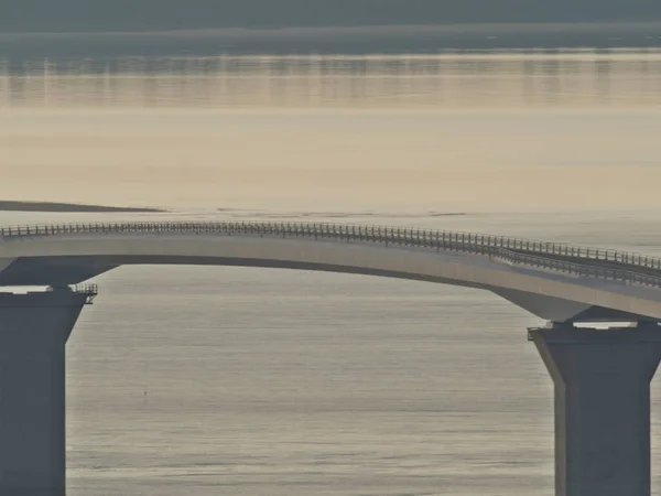2021年10月30日上昇する太陽に照らされた 日本最長の有料橋 伊良部橋 — ストック写真