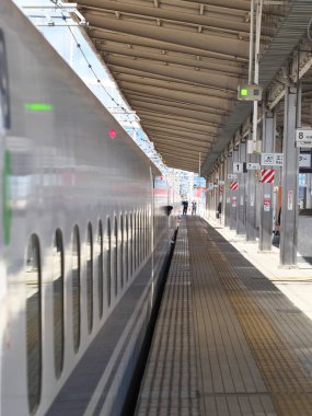 Gifu, Japonya - 24 Kasım 2021: JR Tokaido shinkansen Gifu-Hashima istasyonunda durdu