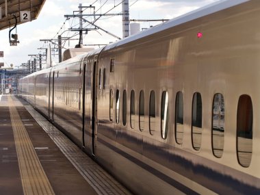 Aichi, Japonya - 24 Kasım 2021: JR Tokaido shinkansen Mikawa-Anjo istasyonunda durdu