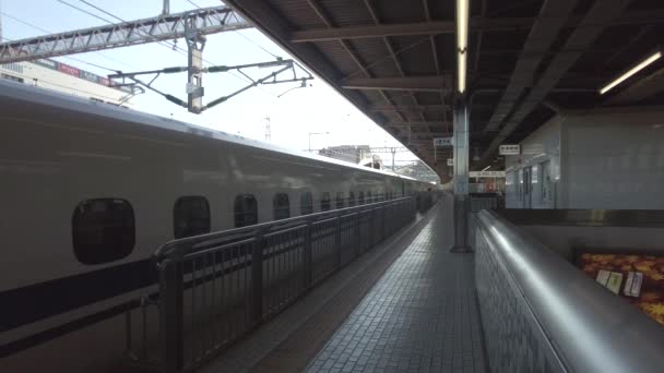 Kanagawa Japan November 2021 Tokaido Shinkansen Kodama Verlässt Den Bahnhof — Stockvideo