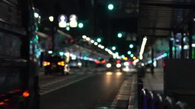 Kyoto, Japonya - 18 Kasım 2021: Japonya 'nın Kyoto kentindeki Shijo Caddesi' nde sabah erken saatlerde trafik