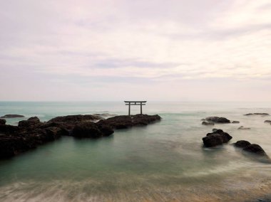 Ibaraki, Japonya - 17 Aralık 2021: Bir torii ya da bir Shinto tapınağının denizdeki kayadaki kapısı