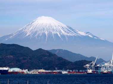 Shizuoka, Japonya - 10 Aralık 2021: Fuji, Shizuoka, Japonya 'daki Shimizu limanından izledi.