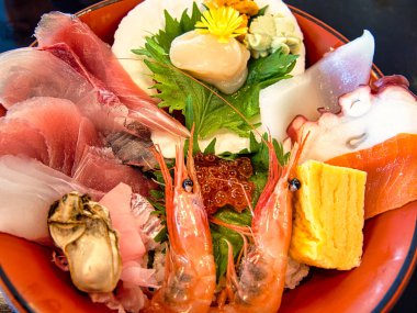 Ibaraki, Japonya - 17 Aralık 2021: Kaisendon veya Kaisen donburi veya üzerine sashimi sürülmüş bir kase pirinç