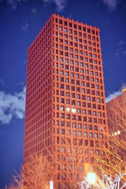 Tokyo, Japonya - 26 Aralık 2021: Marunouchi bölgesinde yüksek binalar, Tokyo, Japonya