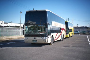 Chiba, Japonya - 26 Aralık 2021 Japonya 'ya özel olarak tasarlanmış ve Japonya' daki otoparktan ithal edilmiş çift katlı bir otobüs.. 