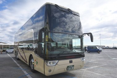 Chiba, Japonya - 26 Aralık 2021 Japonya 'ya özel olarak tasarlanmış ve Japonya' daki otoparktan ithal edilmiş çift katlı bir otobüs.. 