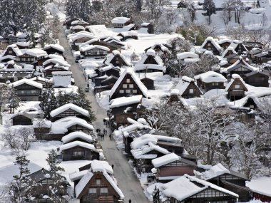 Shirakawago, Japonya - 18 Şubat 2022: 18 Şubat 2022 tarihinde kaydedilen Shirakawago köyü. Güzel Geleneksel evler (sazlanmış çatı veya gthe-zukuri). Shirakawago UNESCO 'nun Dünya Mirası alanlarından biri..