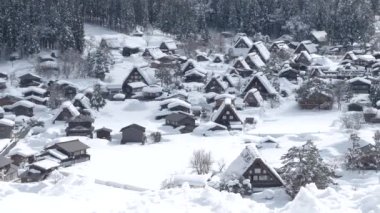 Shirakawago, Japonya - 18 Şubat 2022: 18 Şubat 2022 tarihinde kaydedilen Shirakawago köyü. Güzel Geleneksel evler (sazlanmış çatı veya gthe-zukuri). Shirakawago UNESCO 'nun Dünya Mirası alanlarından biri..