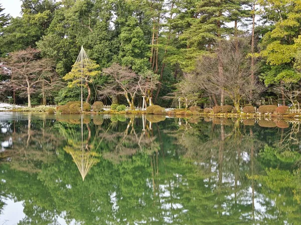 2022年2月19日 日本で最も美しい庭園の一つである兼六園は 冬の朝に — ストック写真