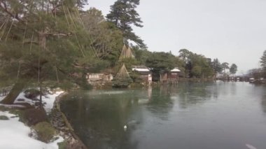 Ishikawa, Japonya - 19 Şubat 2022: Kenrokuen, Japonya 'nın en güzel bahçelerinden biri, kış sabahı.