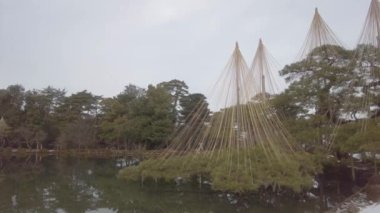 Ishikawa, Japonya - 19 Şubat 2022: Kenrokuen, Japonya 'nın en güzel bahçelerinden biri, kış sabahı.