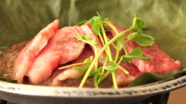 Gifu, Japonya - 19 Şubat 2022: Hoba miso ile ızgara et