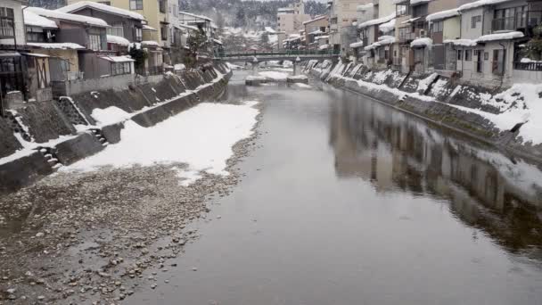 岐阜県 2022年2月19日日本の梶橋から望む高山市を流れる宮川 — ストック動画