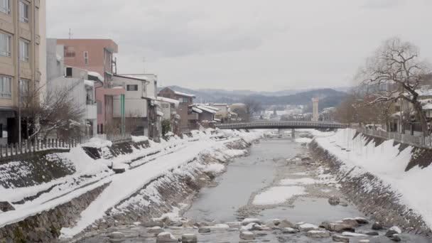 日本Gifu 2022年2月19日 Miyagawa River Flowing Takayama City View Kajibashi Bridge — 图库视频影像