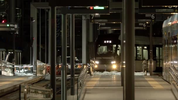 2022年2月19日 日本鸟山 鸟山赤洲铁路列车在黎明时分接近鸟山车站 — 图库视频影像