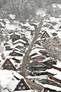 Shirakawago, Japonya - 24 Şubat 2022: Shirakawago köyünde 24 Şubat 2022 tarihinde kaydedilen panoramik kar manzarası. Güzel Geleneksel evler (sazlanmış çatı veya gthe-zukuri). Shirakawago UNESCO 'nun Dünya Mirası alanlarından biri..