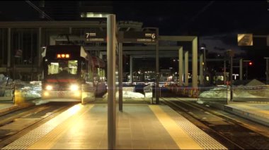 Toyama, Japonya - 25 Şubat 2022 Toyama Chihou Tren İstasyonu şafak vakti yaklaşıyor.
