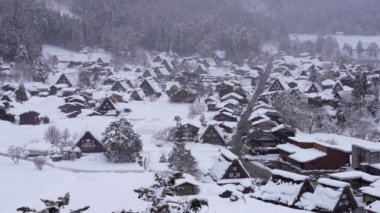 Shirakawago, Japonya - 24 Şubat 2022: Shirakawago köyünde 24 Şubat 2022 tarihinde kaydedilen panoramik kar manzarası. Güzel Geleneksel evler (sazlanmış çatı veya gthe-zukuri). Shirakawago UNESCO 'nun Dünya Mirası alanlarından biri..
