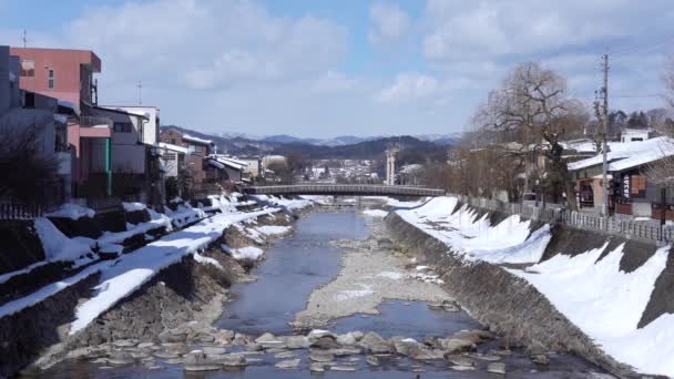 岐阜県 2022年2月25日日本の梶橋から望む高山市を流れる宮川 — ストック動画