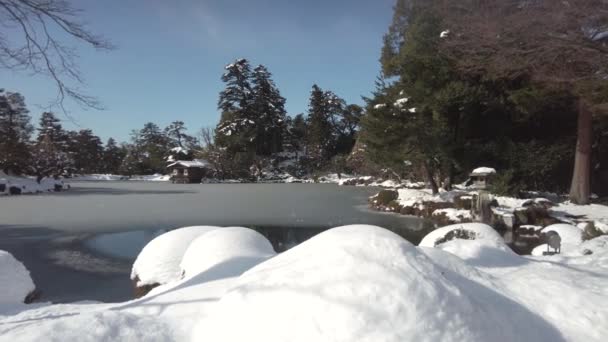 Исикава Япония Февраля 2022 Года Каменный Фонарь Вдоль Замёрзшего Пруда — стоковое видео