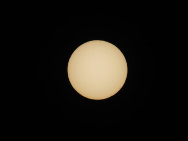 Tokyo, Japonya - 2 Mart 2022: Sabah güneşinin yüzeyindeki güneş lekeleri 2 Mart 2022 'de kaydedildi..