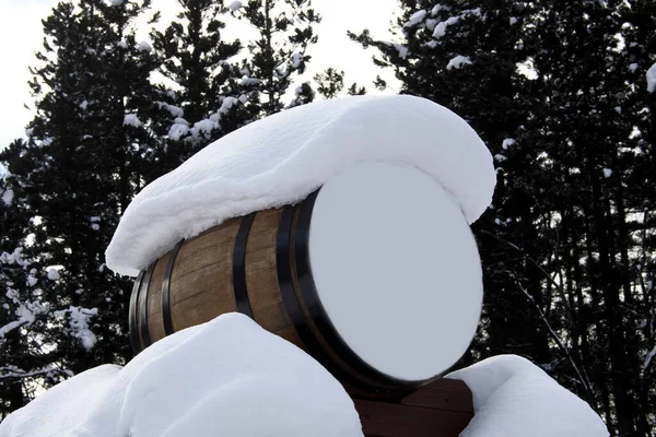 宮城県 2022年2月23日雪の中に積もった雪に覆われたウイスキー樽 — ストック写真