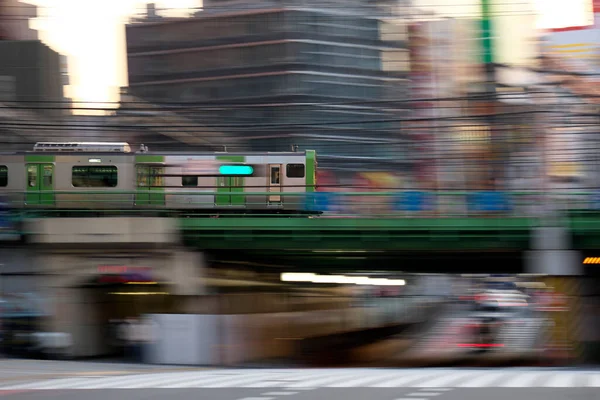 Tokio Japonia Marca 2022 Pociąg Przejeżdżający Moście Pobliżu Stacji Shinjuku — Zdjęcie stockowe