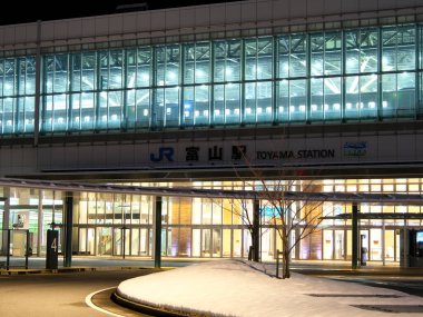 Toyama, Japonya - 19 Şubat 2022: Şafakta JR Toyama İstasyonu
