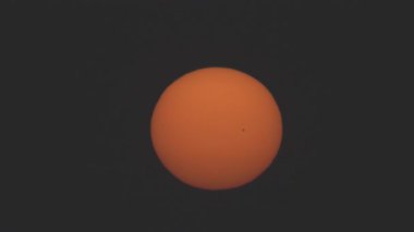 Tokyo, Japonya - 11 Mart 2022: Sabah güneşinin yüzeyindeki güneş lekeleri 2 Mart 2022 'de kaydedildi..