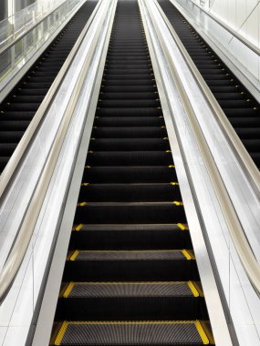 Tokyo, Japonya - 19 Mart 2022: 3 yürüyen merdiven hizmet dışı 