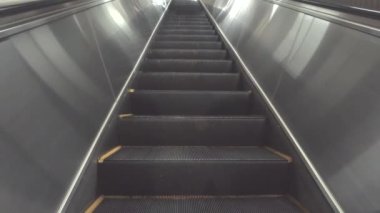 Tokyo, Japonya - 6 Mart 2022: Japonya 'da boş yürüyen merdiven