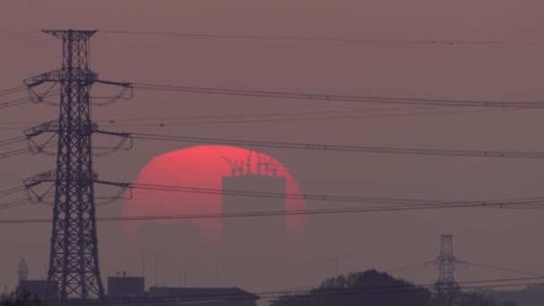 2022年4月10日 東京の高層ビルの向こうに朝日が昇る — ストック動画