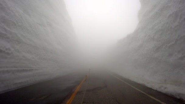 Тояма Японія Квітня 2022 Сніжна Стіна Муродо Під Густим Туманом — стокове відео