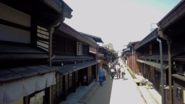 Gifu, Japonya - 22 Nisan 2022: Japonya 'nın Gifu kentindeki Old Takayama Caddesi sokak manzarası