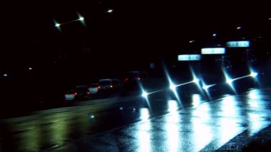 Tokyo, Japonya - 12 Mayıs 2022: Paralel efekt filtresiyle yağmurlu gecelerde trafik