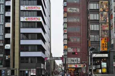 Tokyo, Japonya - 17 Mayıs 2022: Tokyo Shinjuku Bölgesi