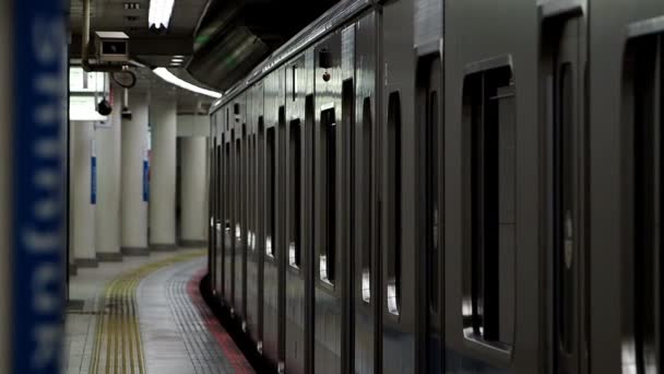 Tokyo Giappone Maggio 2022 Passeggeri Scendono Treno Arrivano Alla Stazione — Video Stock