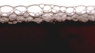 Tokyo, Japonya - 8 Haziran 2022: Kabarcıklı sürahi içine damlayan damlalı kahve kapları.