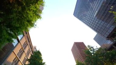 Tokyo, Japonya - 12 Haziran 2022: Marunouchi bölgesinde Gyoko dori boyunca yüksek binalar Tokyo 'da çift katlı bir otobüsten izlendi