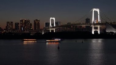 Tokyo, Japonya - 12 Haziran 2022: Tokyo Gökkuşağı Köprüsü 'nün gece manzarası
