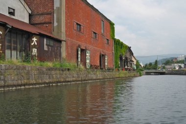 Hokkaido, Japonya - 7 Temmuz 2022: Otaru kanalı boyunca Otaru, Hokkaido, Japonya 'daki depolar