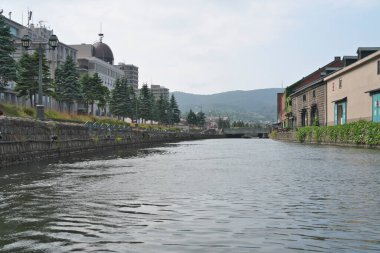 Hokkaido, Japonya - 7 Temmuz 2022: Otaru kanalı boyunca Otaru, Hokkaido, Japonya 'daki depolar
