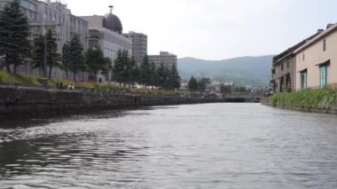 Hokkaido, Japonya - 7 Temmuz 2022: Otaru kanalı boyunca Otaru, Hokkaido, Japonya 'daki depolar