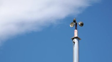 Tokyo, Japonya - 25 Temmuz 2022: Mavi gökyüzü arka planında Anemometre veya rüzgar göstergesi