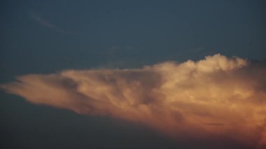 Tokyo, Japonya - 29 Temmuz 2022: Yükselen güneşli bulutlar